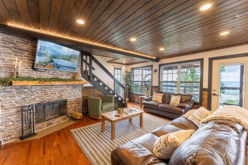 Mountain High Cabin with hot tub fire pit & indoor pool