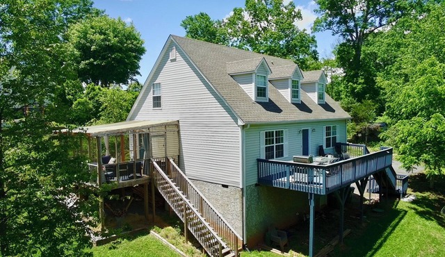 Mountain Holiday Home, Easy-Access, Tranquil 4BR Stay Between Asheville & Skiing