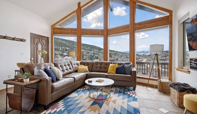 Mountain Home: Hot Tub, Views, Chef's Kitchen, Pet-Friendly. Unforgettable Stay!
