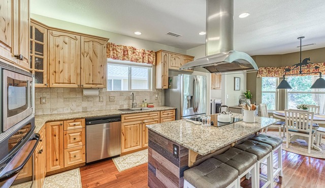 Mountain home near Yosemite with sweeping views, high-speed Starlink internet
