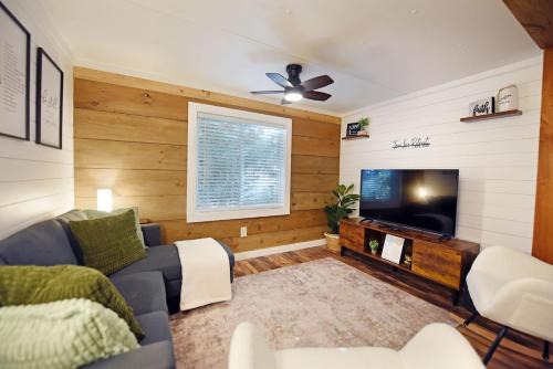 Mountain home, next to a Winery with a fire pit