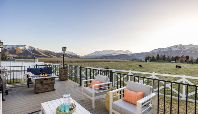 Mountain Home- Sleeps 16- Hot tub, Views, Pickleball, Family Friendly
