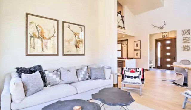 Mountain home w/hiking access in tranquil Silverthorne with WiFi.
