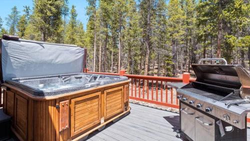 Mountain Home with Amazing Views and Hot Tub