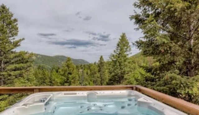 Mountain Home with awesome views. Sleeps 8 with 4 bedrooms.