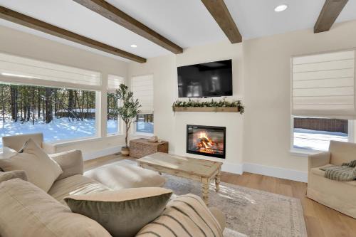 Mountain Home with Private Hot Tub and River Access!