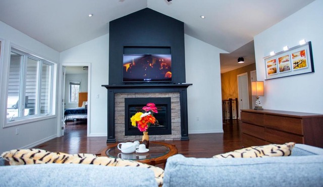 Mountain House in the Heart of Haliburton, Mins to Lake