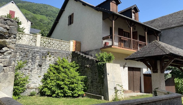 Mountain house in the heart of the village in the upper Aspe Valley