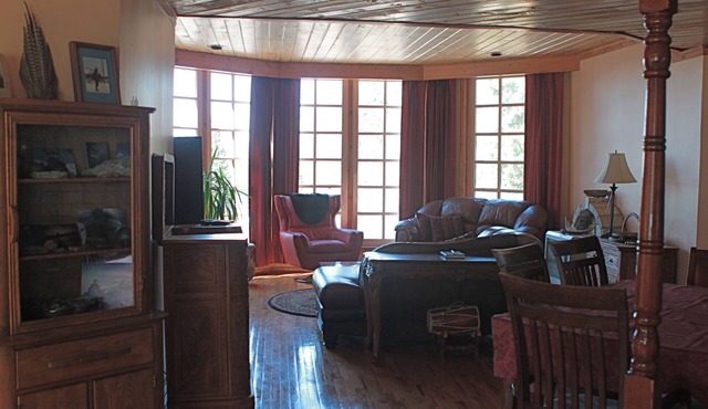 Mountain House - Out of the Wild Guesthouses