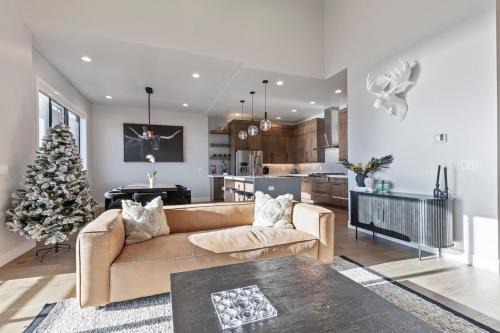 Mountain House PC, Snowy Lake Views Private Hot Tub, New Build, Jordanelle Lake!