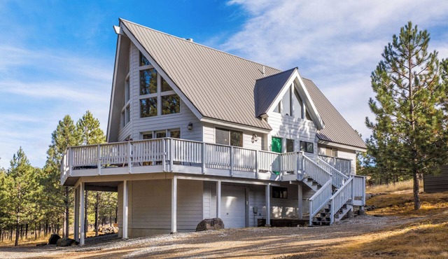 Mountain House w/Hot Tub, Firepit, Ping Pong, Decks, Walk to Golf/Tennis/Park