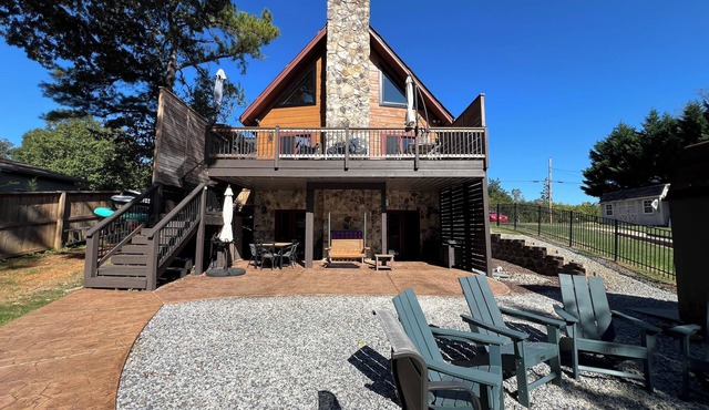 Mountain Island Lake Lodge: Private Dock, Kayaks, Paddle Boards, Family Fun!