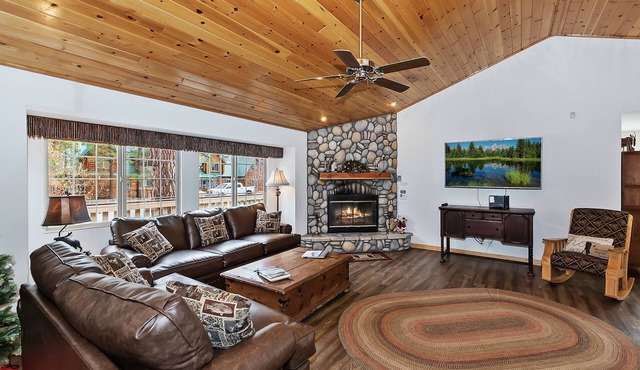 Mountain Jewel by Destination Big Bear : Close to Grocery Stores and the Lake! Internet, Blu Ray Player!