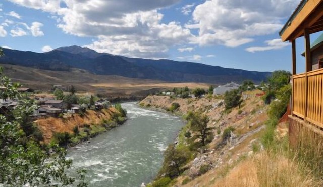 Mountain King Cabin above the Yellowstone River-Six Blocks to Yellowstone Park