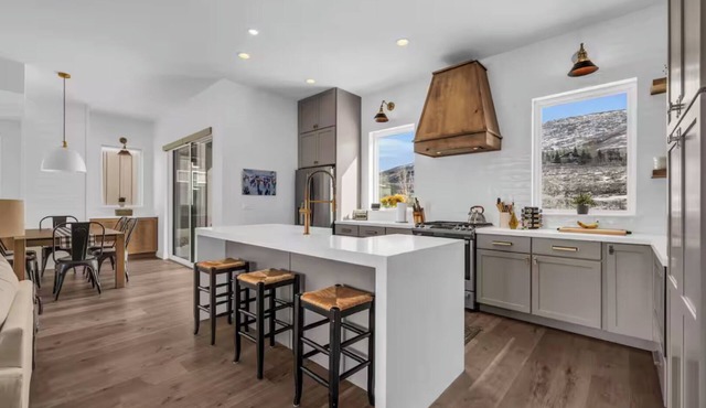 Mountain Lake Getaway - Chef's Kitchen - High End