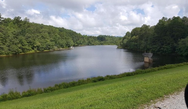 Mountain Lake Lodge 2600sq ft house on the lake with boat and 2 kyaks