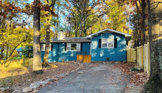 Mountain Lake Retreat of Harpers Ferry; Hot Tub-Fenced Yard-Firepit-Winery-Beach