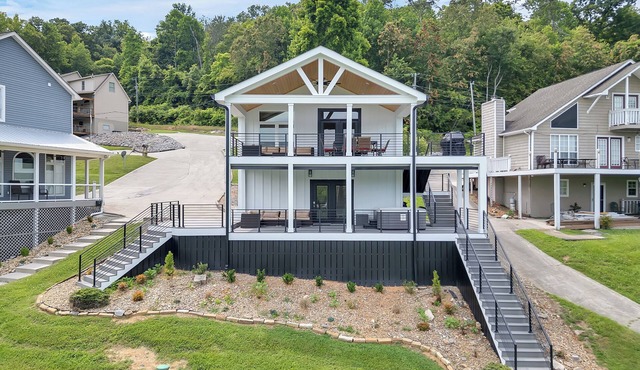 Mountain Lake Retreat w/Concrete Walkway w/Kayaks
