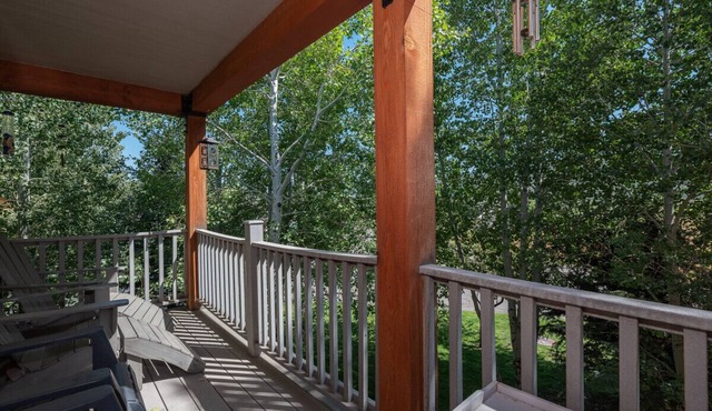 Mountain Laurel Condo: Porch Views, AC, Close to Music on Main