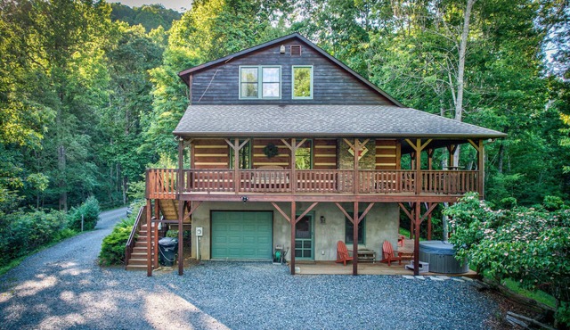 Mountain Laurel Lodge - Log Cabin in Boone with Hot Tub, Great Views & Pool Table