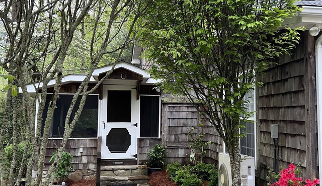 Mountain Laurel Cottage ~ Bat Cave North Carolina RELAX, REFRESH, RENEW!