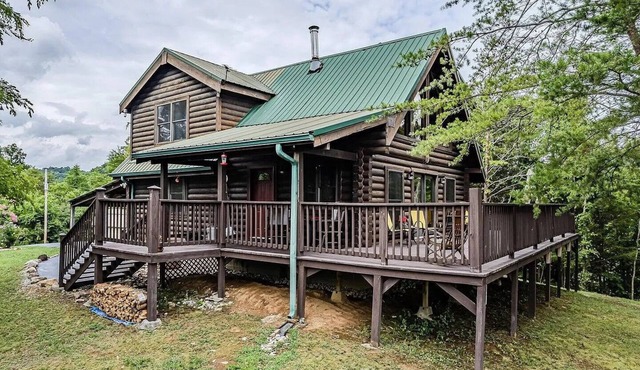 Mountain Life: Cozy Hilltop Haven