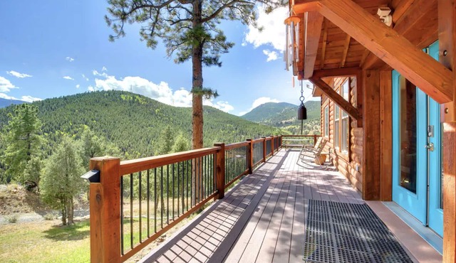 Mountain Liv’n Modern 100% Off-grid Home with Amazing Views