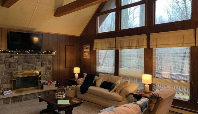 Mountain Lodge by the Lake in the Poconos