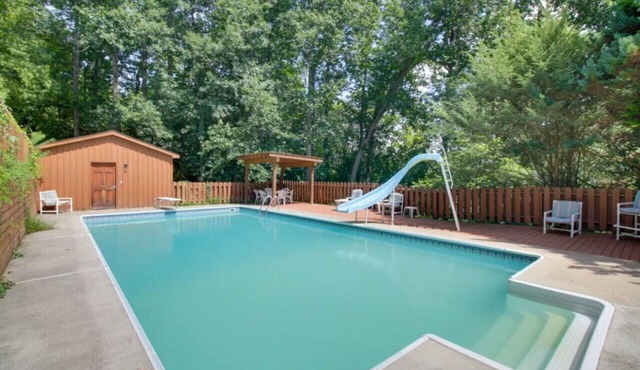 Mountain Lodge: Heated Pool 83°