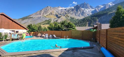 Mountain Lodge in Alps-chez Philippe, Panoramic-Village, Renting, view over Glaciers