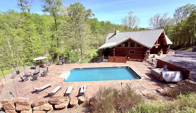 Mountain lodge in central PA, with Wi-Fi, a heated pool and hot tub.
