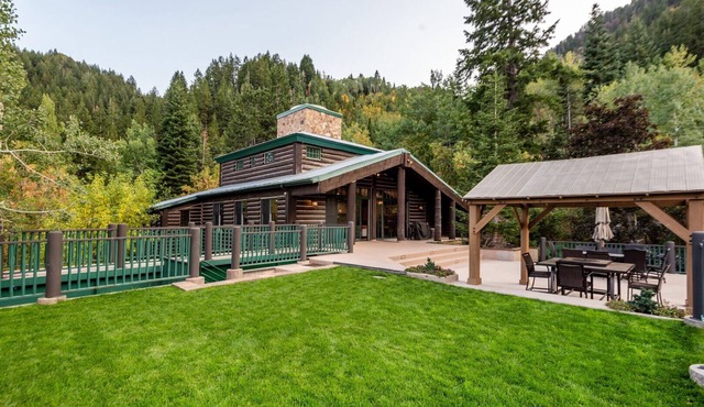 Mountain Lodge Overlooking Waterfall - Hot Tub, 5 bedroom, Unbelievable Views!