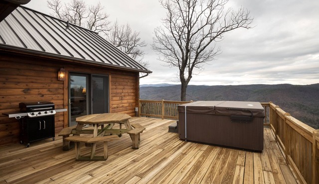 Mountain Lodge, Spacious Living, Vast Views, Pool Table, Hot Tub, Gas Logs