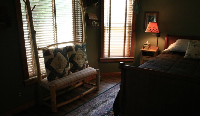 Mountain Lodge-Standard-Queen-Private Bathroom ( no pet )