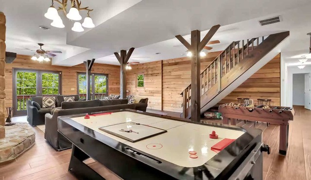 Mountain lodge w/hot tub & game room