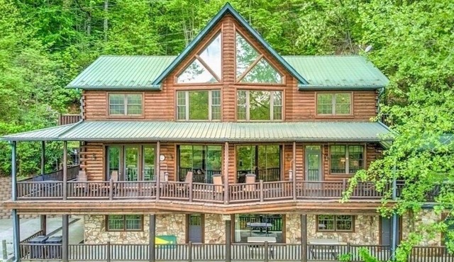 Mountain Lodge w Golf/Hiking/Train Nearby. Perfect for Families & Groups