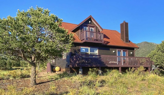 Mountain lodge w/panoramic views from hot tub