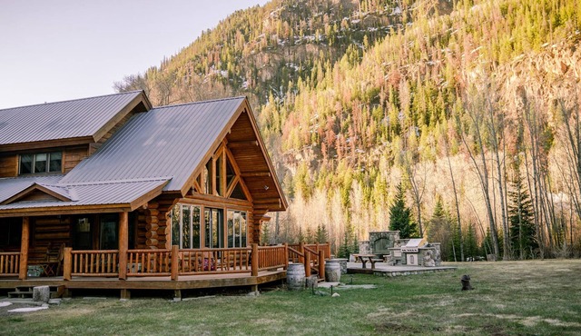 Mountain Lodge with Scenic Views