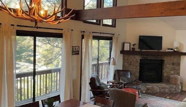 Mountain Lodge with Hot Tub and River Access, Between Boone & Banner Elk