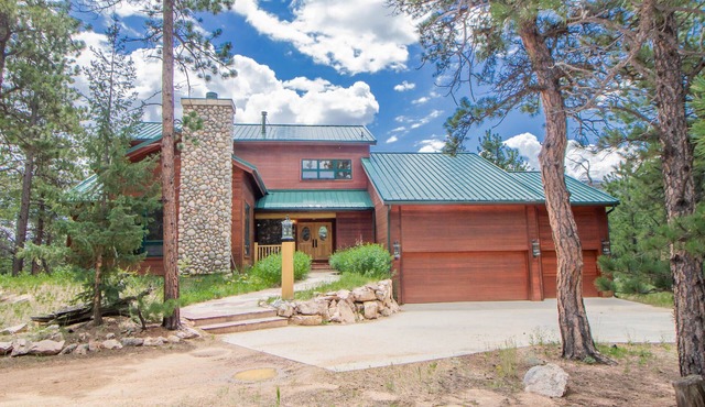 Mountain Lodge with sauna-350 acres. 5 minutes from fishing, kayaking, boating!