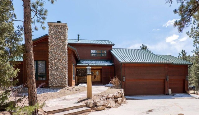 Mountain Lodge with sauna-350acres. 5 minutes from fishing, kayaking, boating