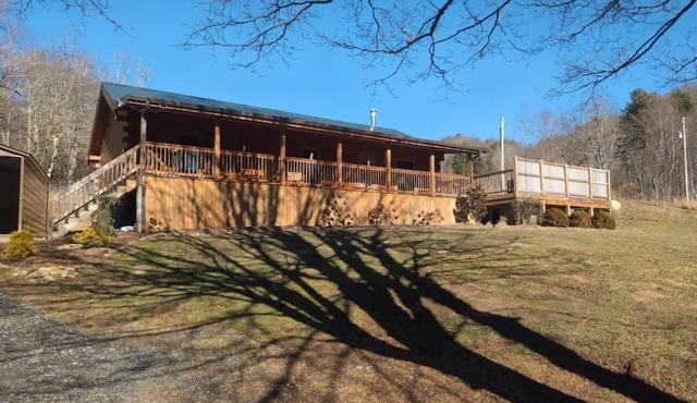 Mountain Log Home w/Open Floor Plan & Mountain Views