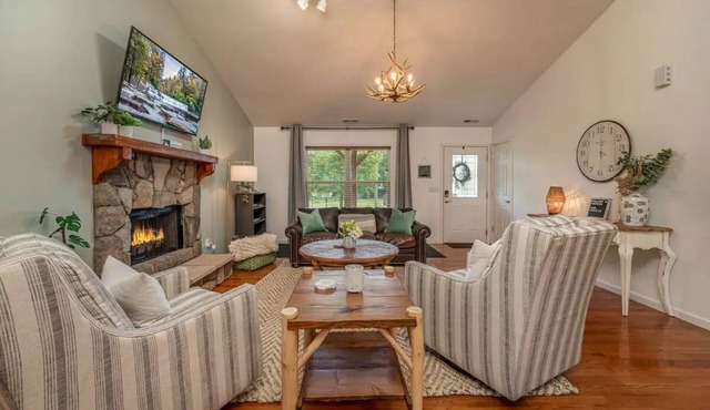 Mountain Lux Home - 5 mins to Downtown Brevard & 8 mins Pisgah National Forest!