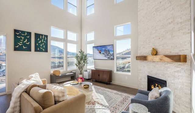 Mountain Luxury, Close to Slopes, Minutes to Historic Main Street!