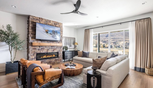 Mountain Luxury, Private Hot Tub, Close to Slopes, Minutes to Historic Main Street!