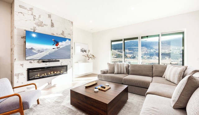 Mountain Luxury, Private Hot Tub & Grill, Close to Slopes, Minutes to Historic Main Street!