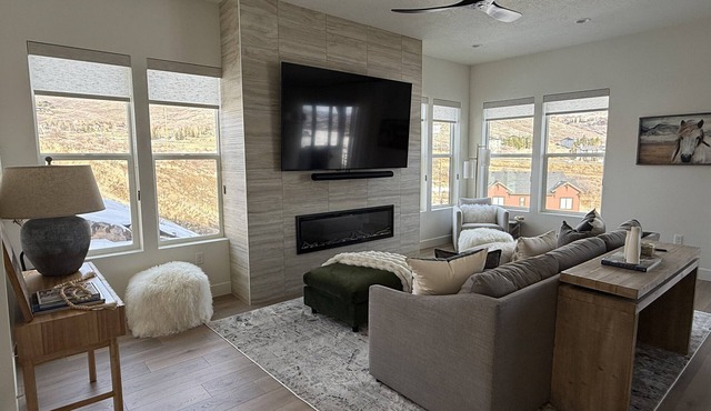 Mountain Luxury, Private Hot Tub & Grill, Close to Slopes, Minutes to Historic Main Street!