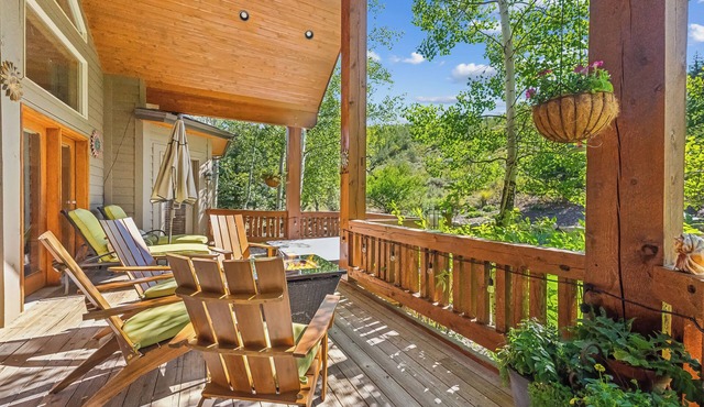 Mountain Luxury: Sleeps 10, Private Hot Tub, 15 Min to Canyons, Ideal for Family Getaways!