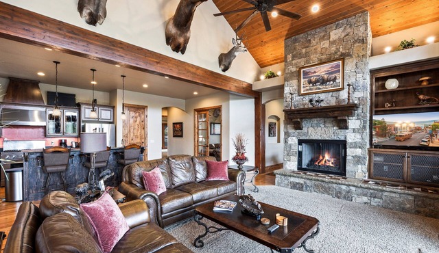 Mountain Luxury: Sleeps 10, Private Hot Tub, 15 Min to Canyons, Ideal for Family Getaways!
