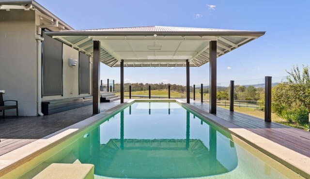 Mountain Majesty with Poolside: Relaxing Getaway